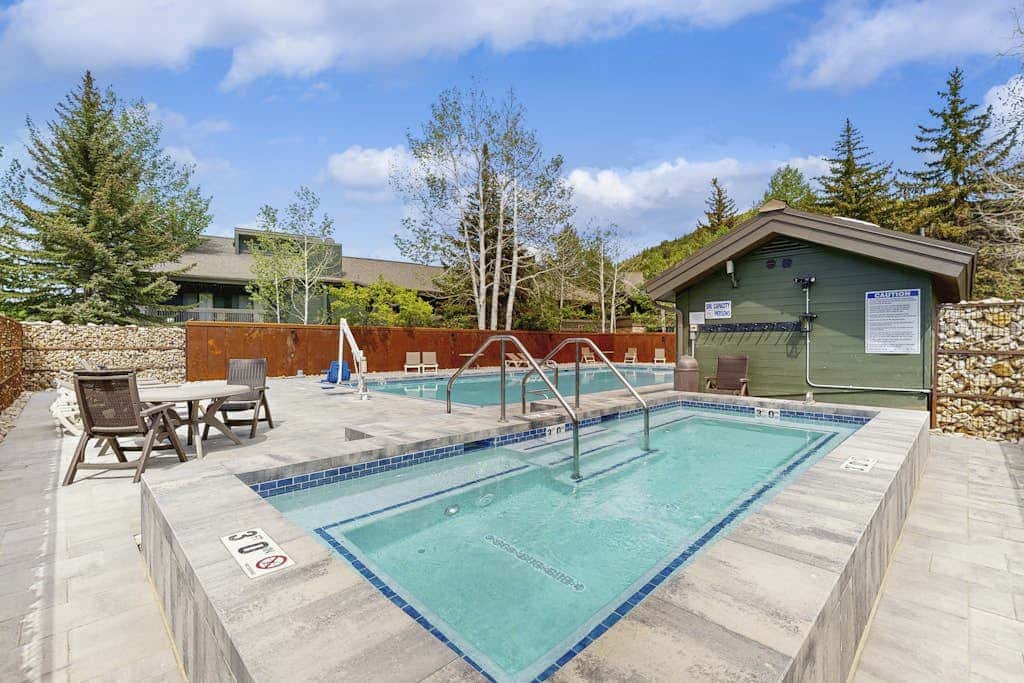 Lodge-Inspired Lakeside Townhouse with  Fireplace - Short Walk to Lifts