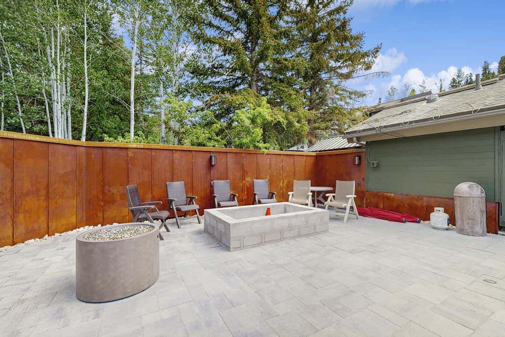 Lodge-Inspired Lakeside Townhouse with  Fireplace - Short Walk to Lifts