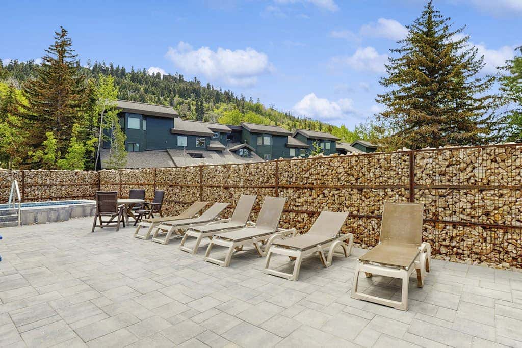 Lodge-Inspired Lakeside Townhouse with  Fireplace - Short Walk to Lifts