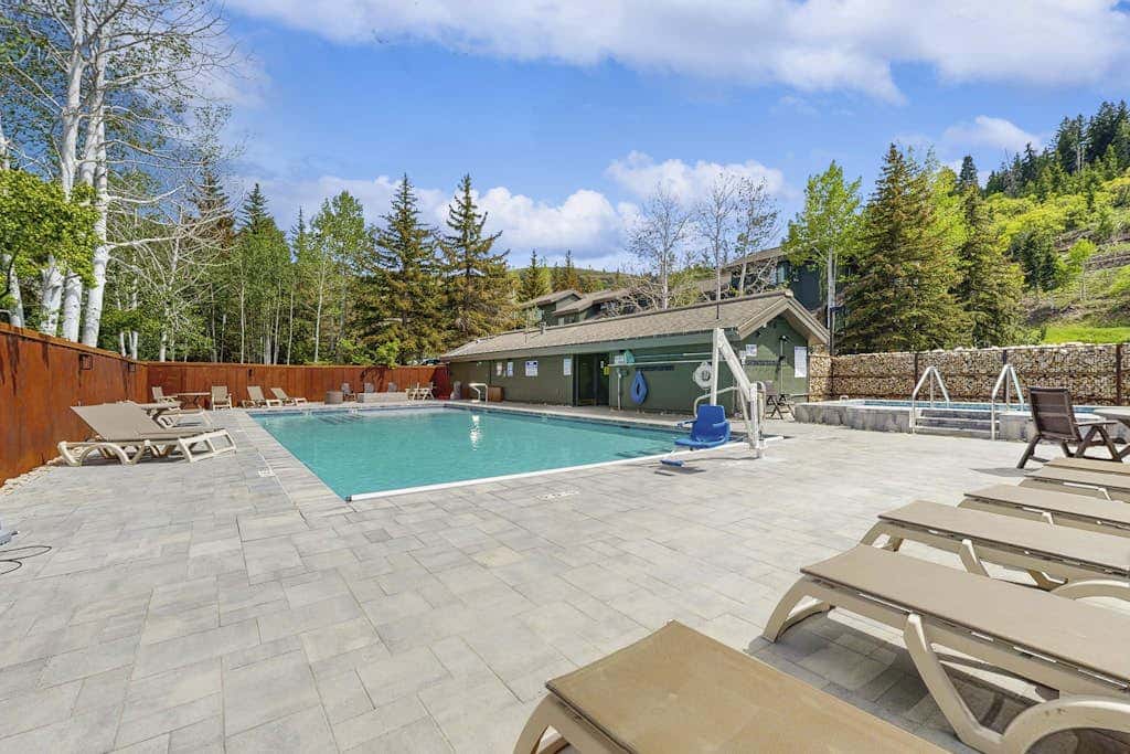 Lodge-Inspired Lakeside Townhouse with  Fireplace - Short Walk to Lifts