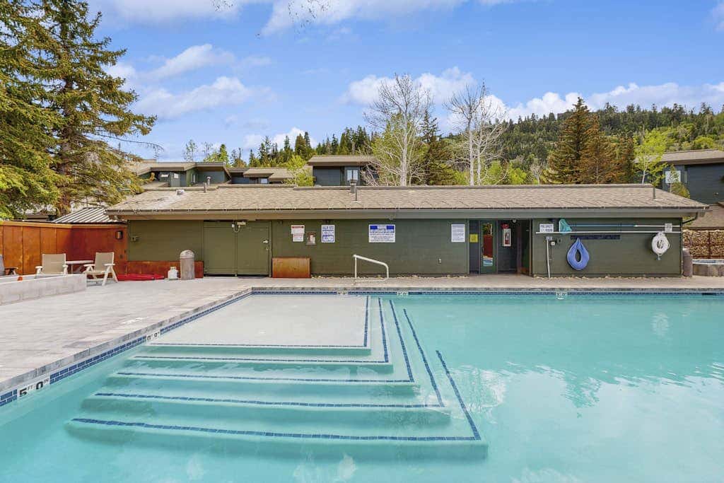 Lodge-Inspired Lakeside Townhouse with  Fireplace - Short Walk to Lifts