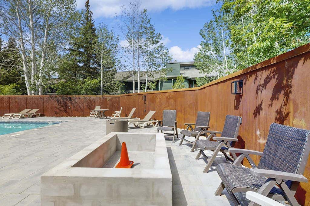 Lodge-Inspired Lakeside Townhouse with  Fireplace - Short Walk to Lifts