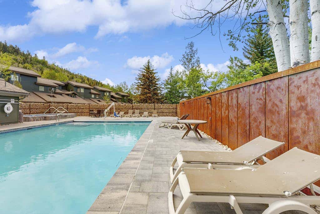 Lodge-Inspired Lakeside Townhouse with  Fireplace - Short Walk to Lifts