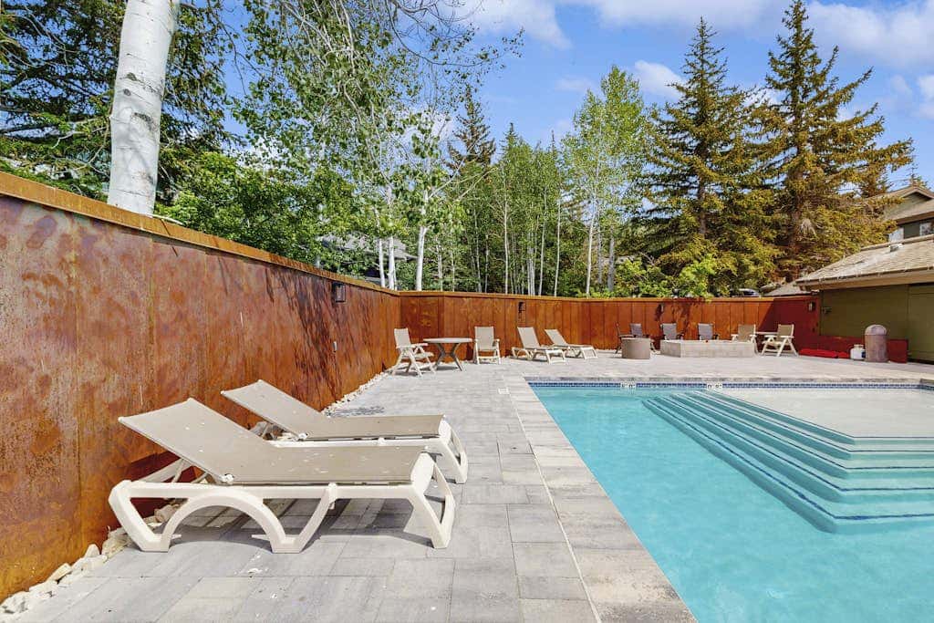 Lodge-Inspired Lakeside Townhouse with  Fireplace - Short Walk to Lifts