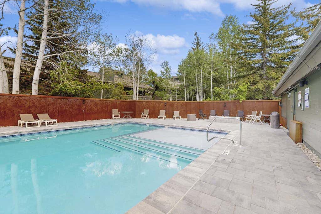 Lodge-Inspired Lakeside Townhouse with  Fireplace - Short Walk to Lifts