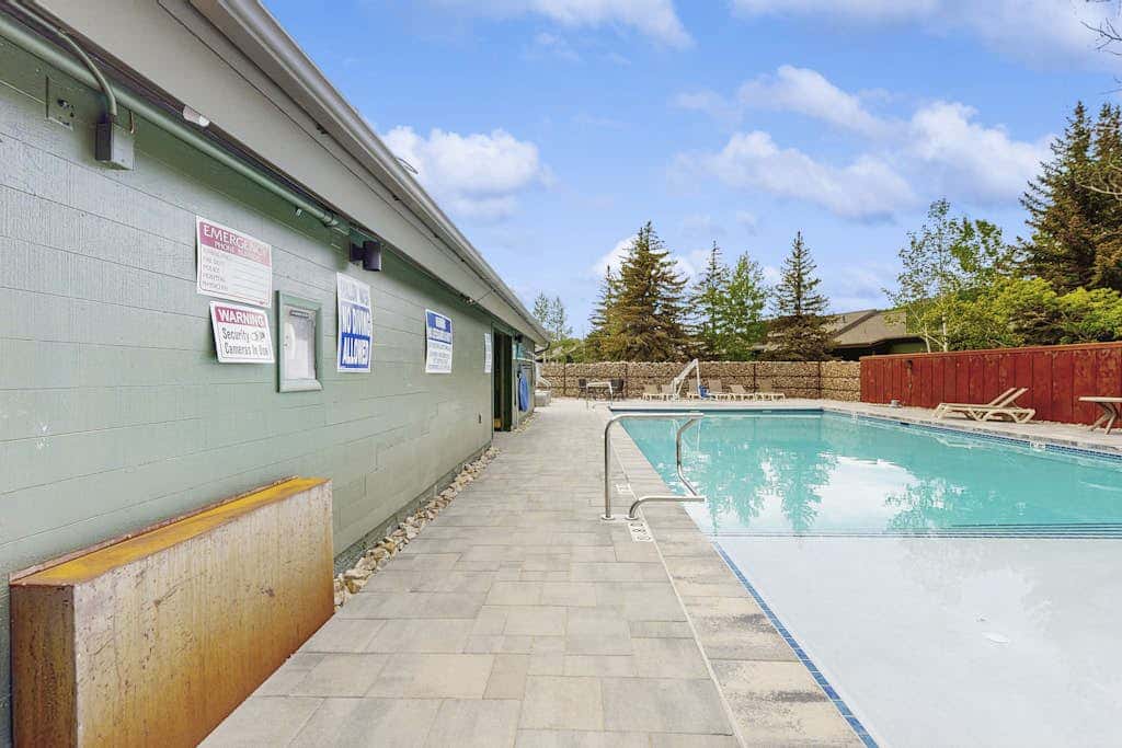 Lodge-Inspired Lakeside Townhouse with  Fireplace - Short Walk to Lifts