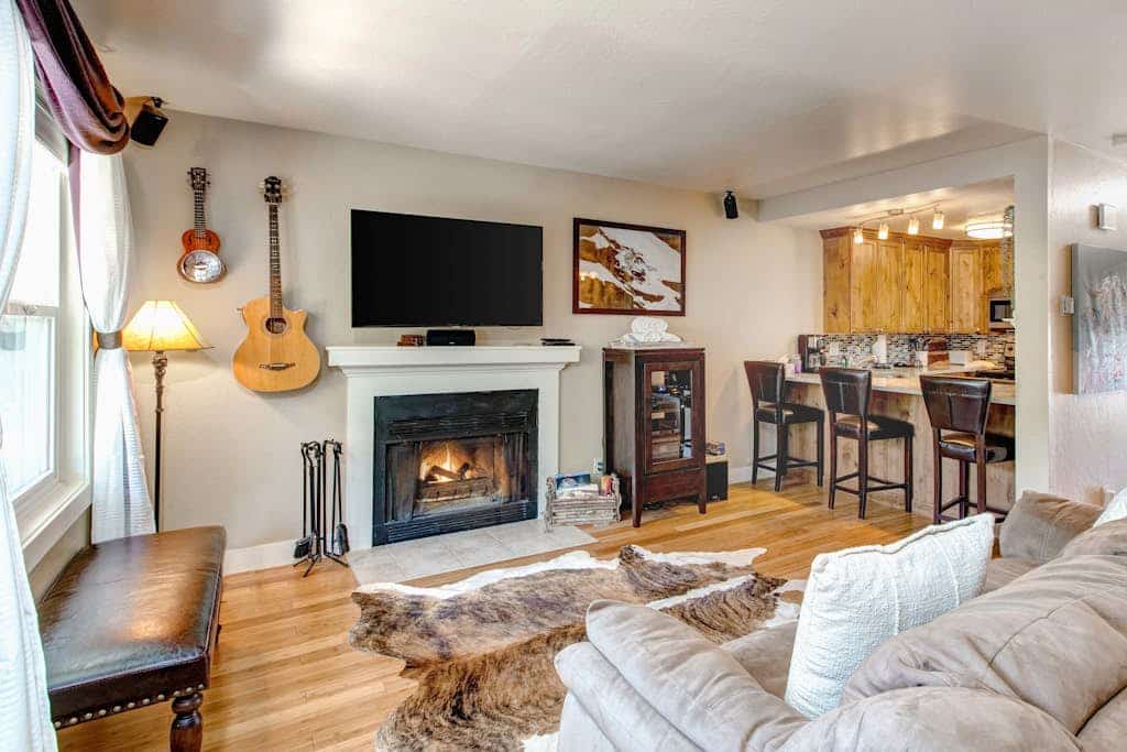 Cozy townhome within walking distance to skiing & downtown with fast WiFi & W&D