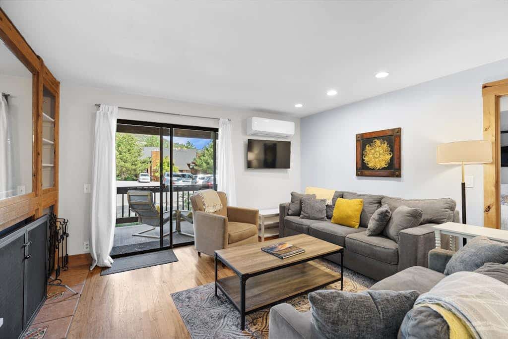 Charming year-round getaway - located close to downtown, shopping and dining