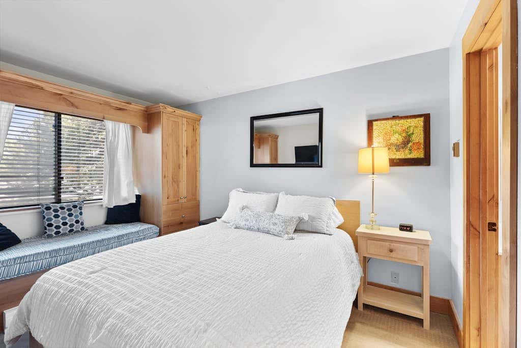 Charming year-round getaway - located close to downtown, shopping and dining