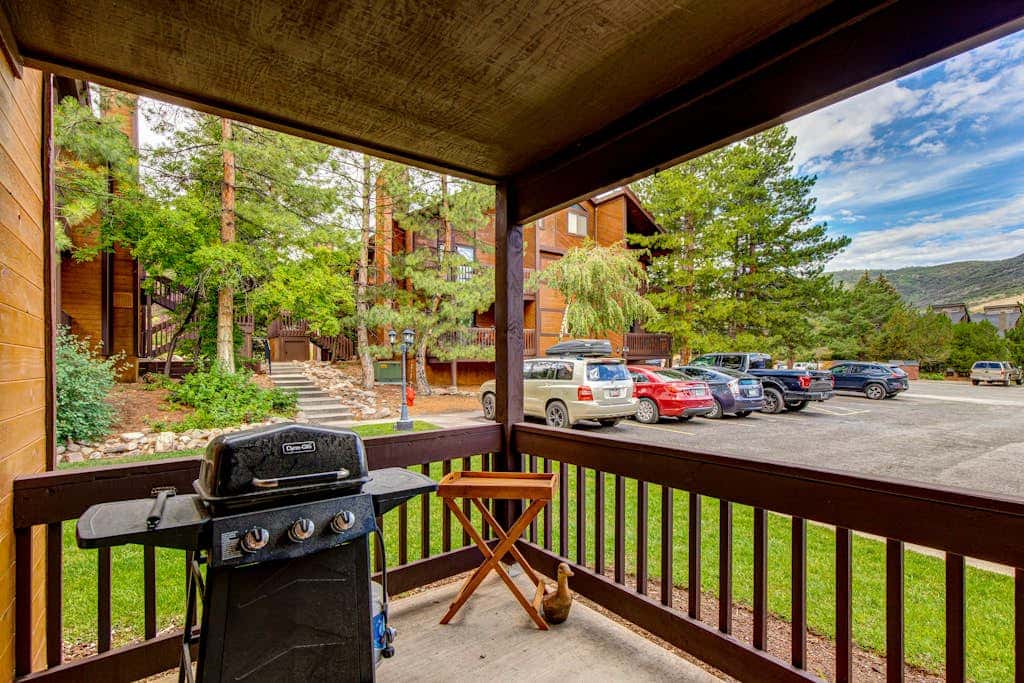 Charming year-round getaway - located close to downtown, shopping and dining