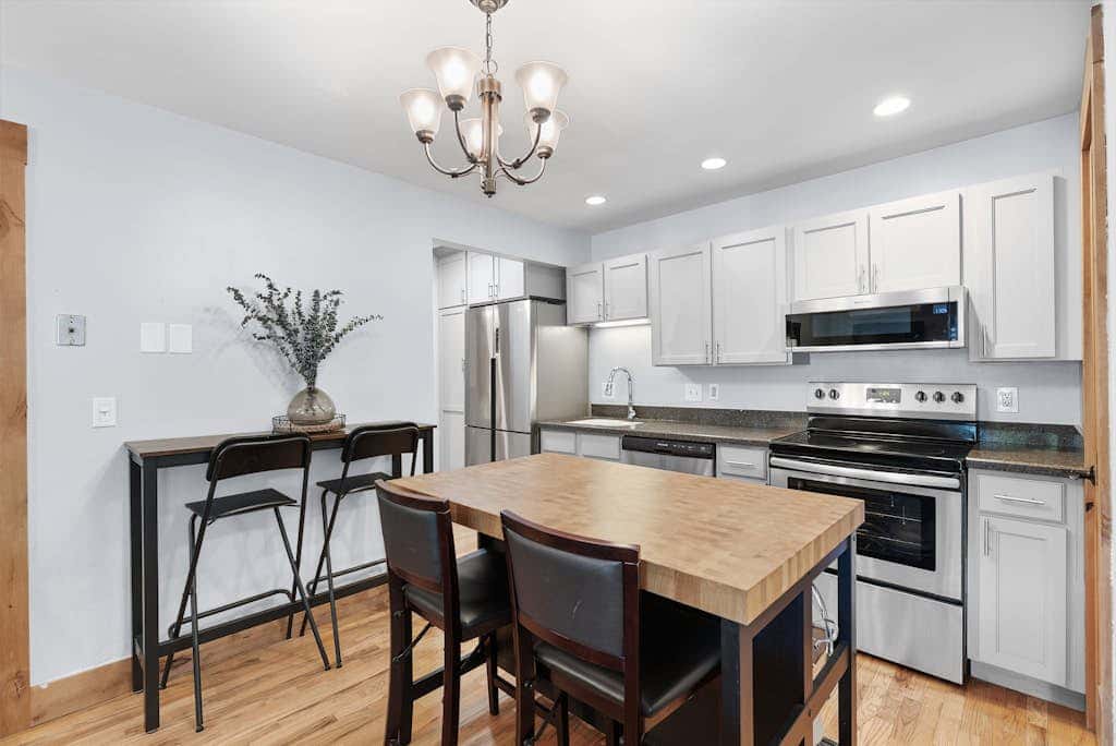 Charming year-round getaway - located close to downtown, shopping and dining