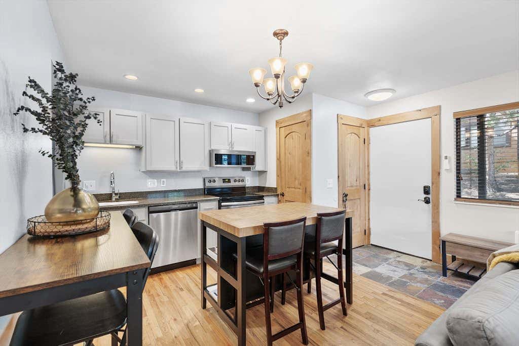 Charming year-round getaway - located close to downtown, shopping and dining