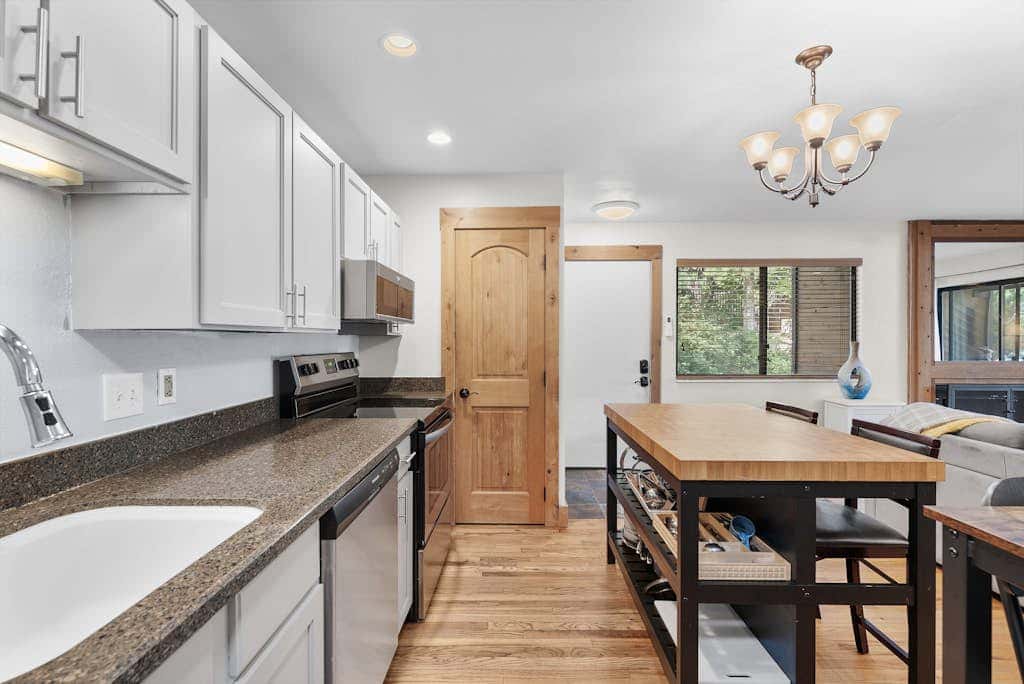 Charming year-round getaway - located close to downtown, shopping and dining