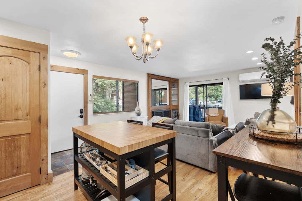 Charming year-round getaway - located close to downtown, shopping and dining