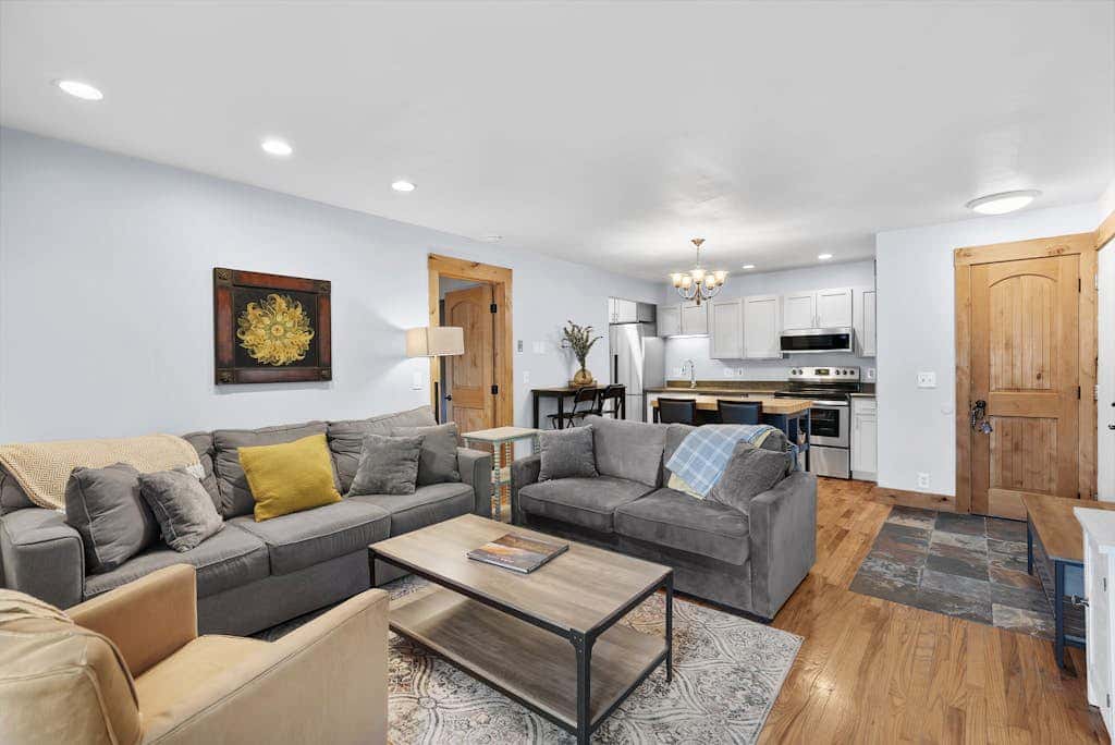 Charming year-round getaway - located close to downtown, shopping and dining