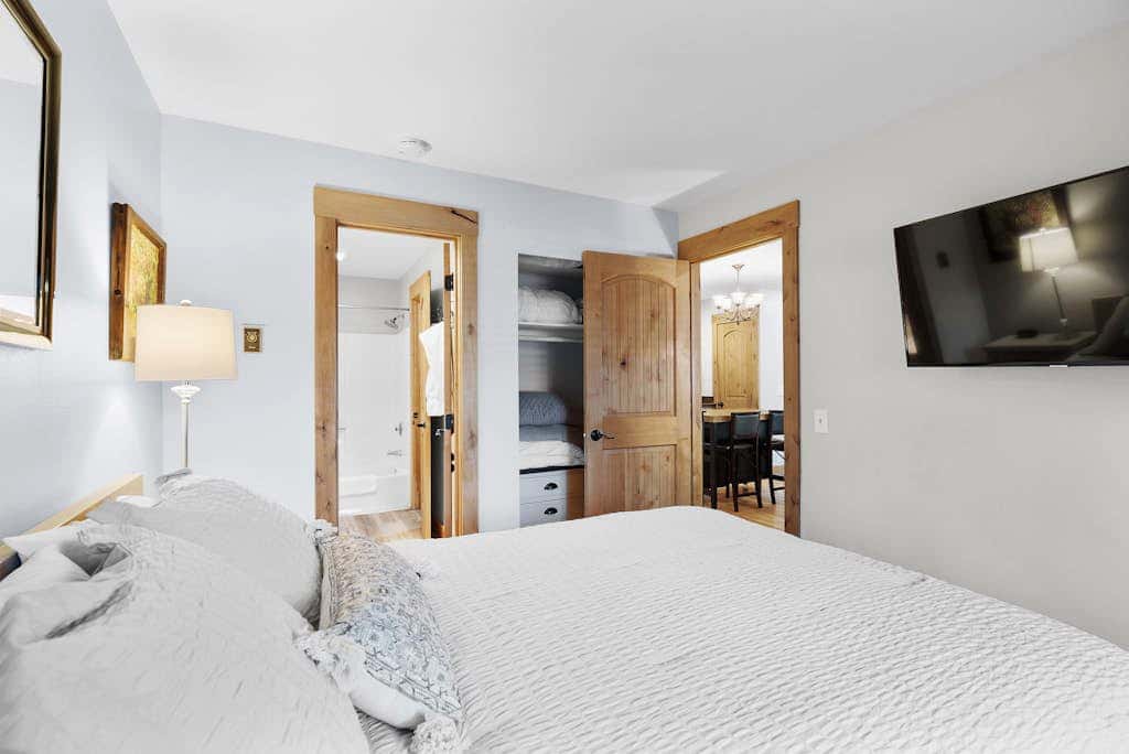 Charming year-round getaway - located close to downtown, shopping and dining
