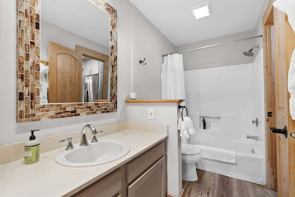 Charming year-round getaway - located close to downtown, shopping and dining