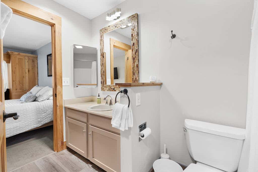 Charming year-round getaway - located close to downtown, shopping and dining