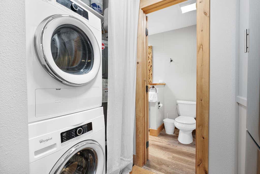 Charming year-round getaway - located close to downtown, shopping and dining