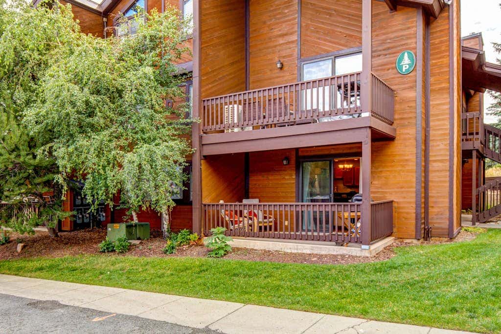 Charming year-round getaway - located close to downtown, shopping and dining