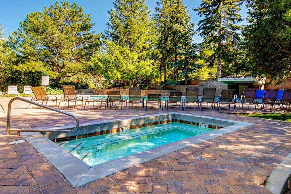 Charming year-round getaway - located close to downtown, shopping and dining