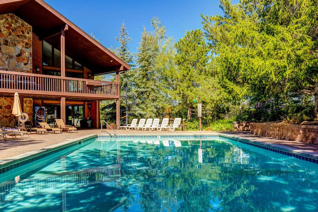 Charming year-round getaway - located close to downtown, shopping and dining