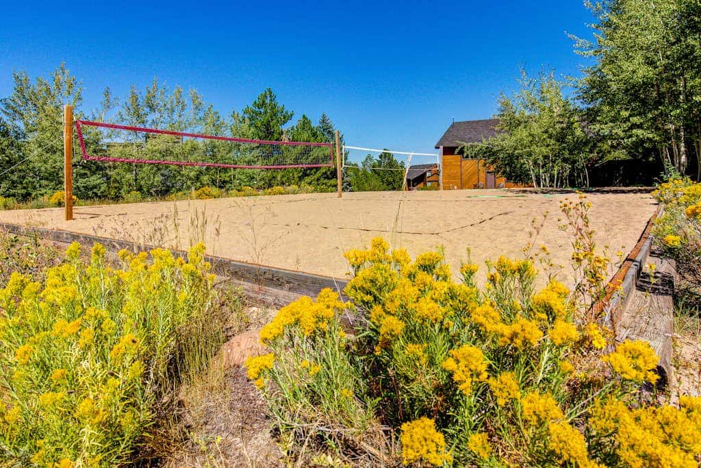 Charming year-round getaway - located close to downtown, shopping and dining