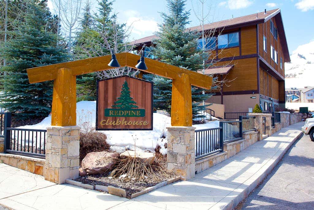 Charming year-round getaway - located close to downtown, shopping and dining