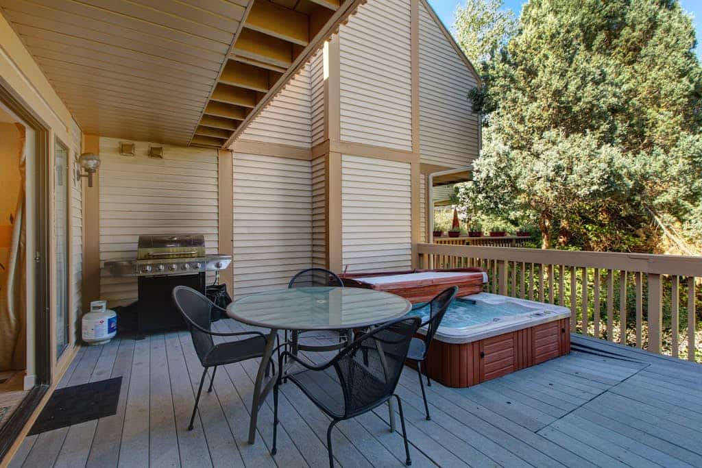 Three-story townhome with private hot tub, gas fireplace, decks