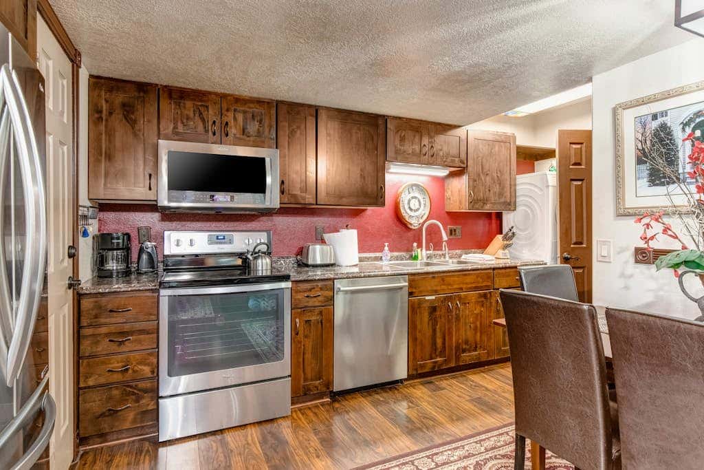 Walk-to-lift condo with sunrise view, two lofts, pool, 2 hot tubs & tennis