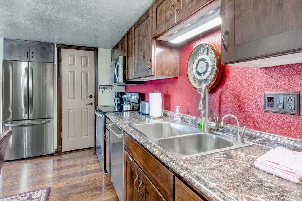 Walk-to-lift condo with sunrise view, two lofts, pool, 2 hot tubs & tennis