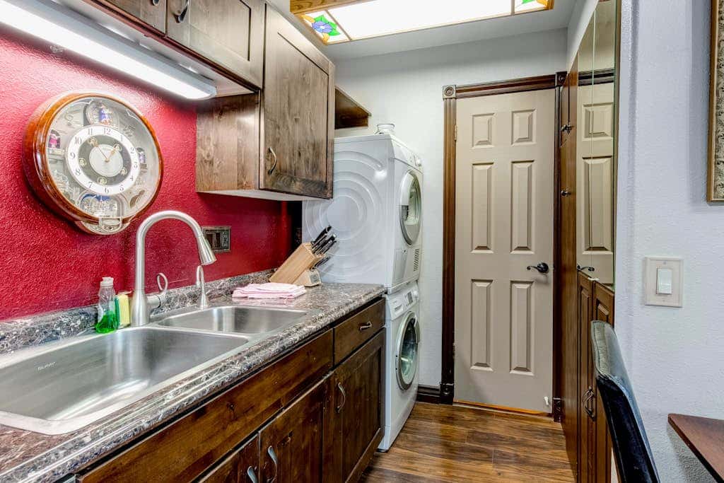 Walk-to-lift condo with sunrise view, two lofts, pool, 2 hot tubs & tennis