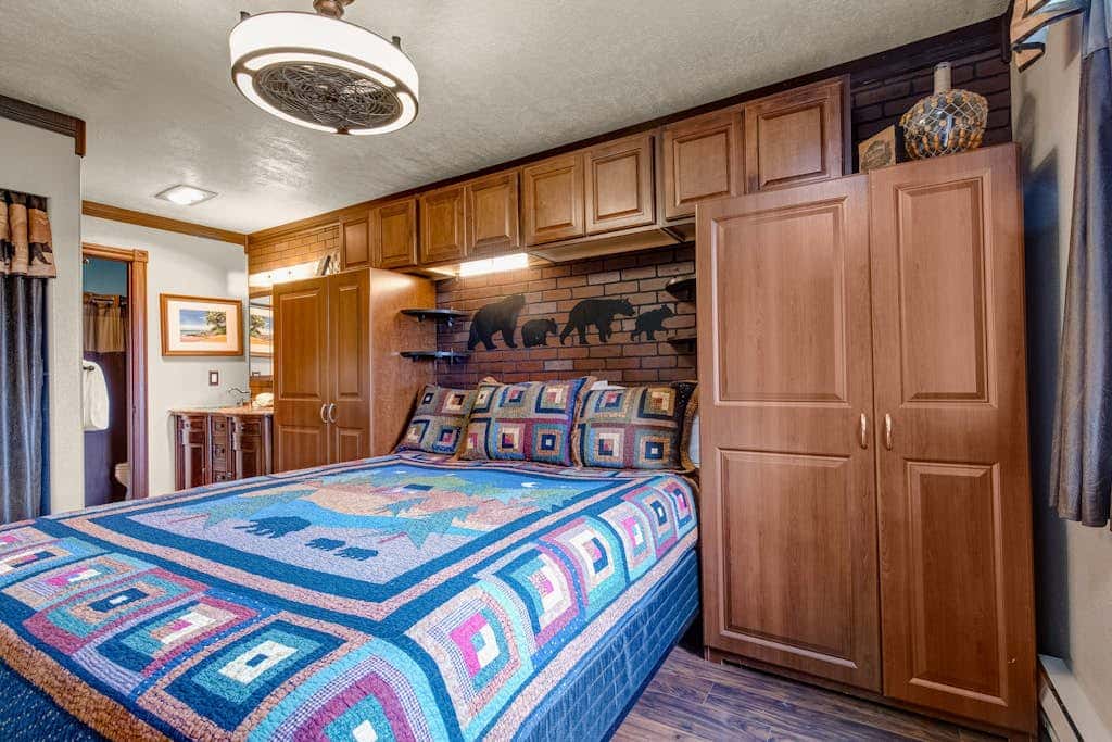 Walk-to-lift condo with sunrise view, two lofts, pool, 2 hot tubs & tennis