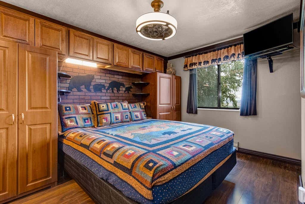 Walk-to-lift condo with sunrise view, two lofts, pool, 2 hot tubs & tennis