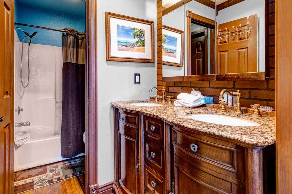 Walk-to-lift condo with sunrise view, two lofts, pool, 2 hot tubs & tennis