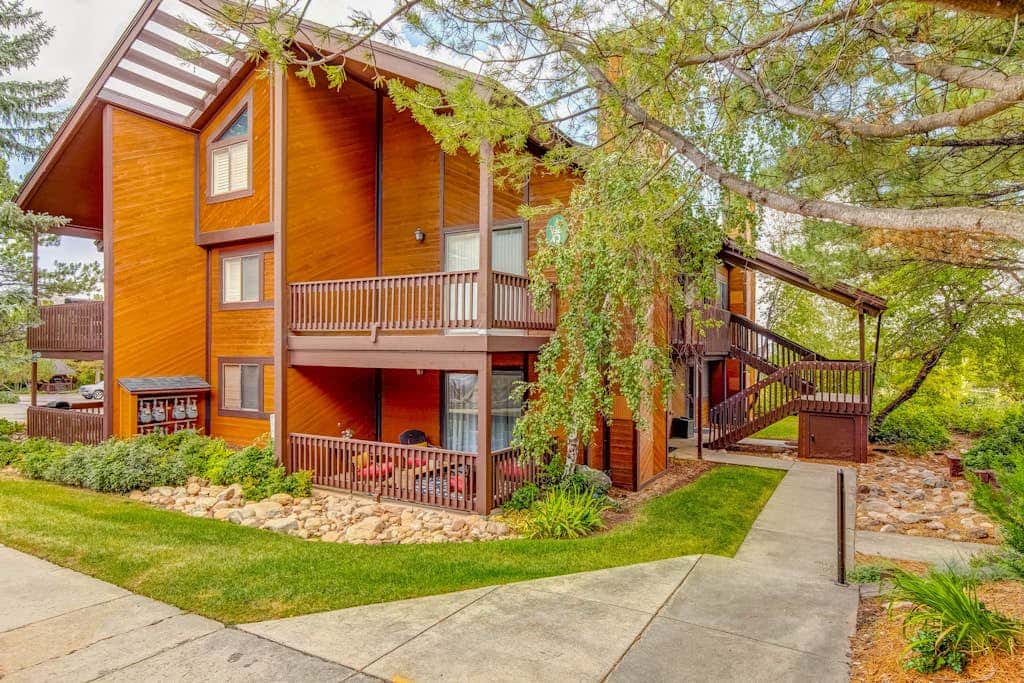 Walk-to-lift condo with sunrise view, two lofts, pool, 2 hot tubs & tennis