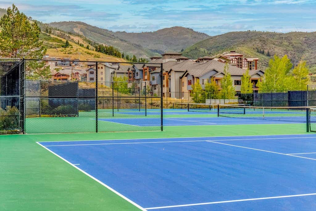 Walk-to-lift condo with sunrise view, two lofts, pool, 2 hot tubs & tennis