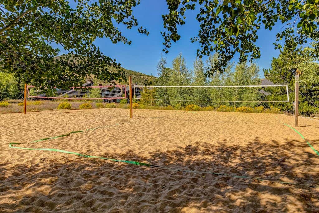 Walk-to-lift condo with sunrise view, two lofts, pool, 2 hot tubs & tennis