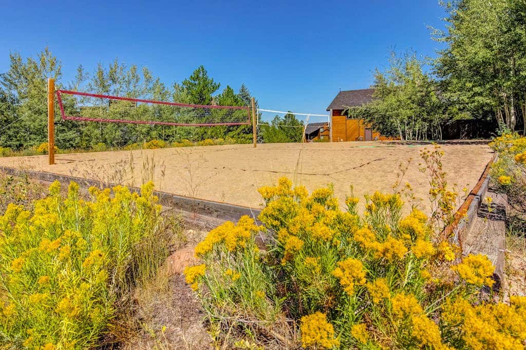 Walk-to-lift condo with sunrise view, two lofts, pool, 2 hot tubs & tennis