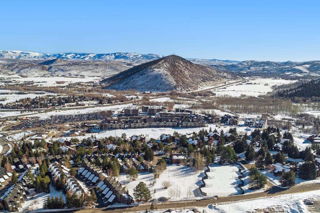 Walk-to-lift condo with sunrise view, two lofts, pool, 2 hot tubs & tennis