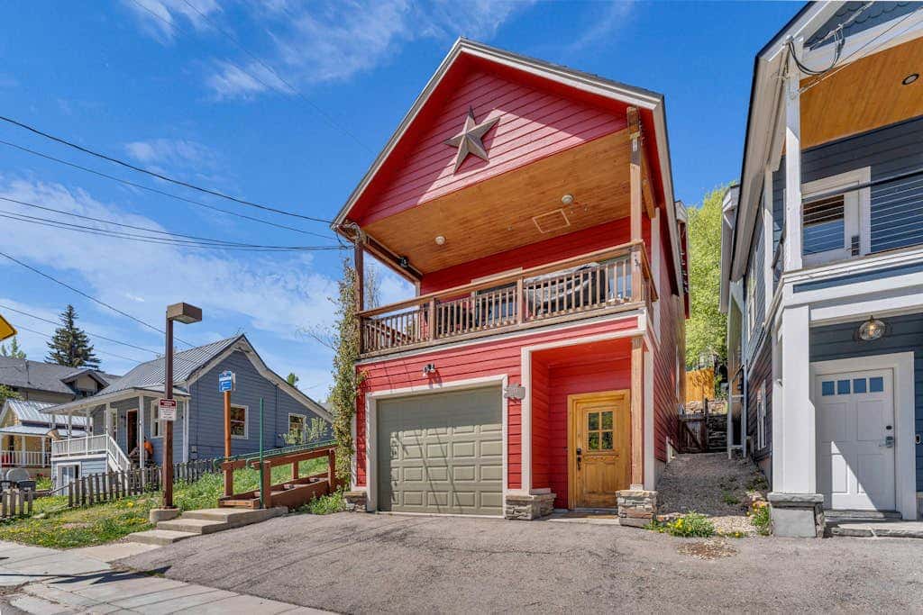 Charming house overlooking Main St with hot tub - Walk to Slopes