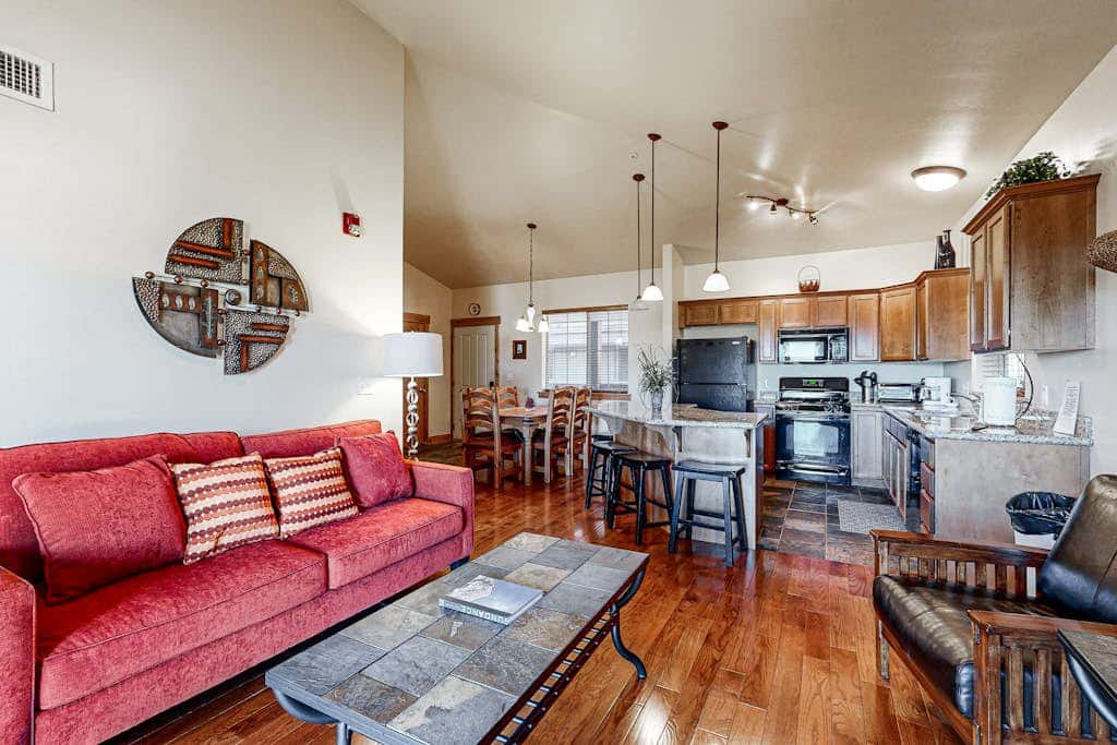 Spacious condo with  community pool & hot tub, mountain views, centrally located