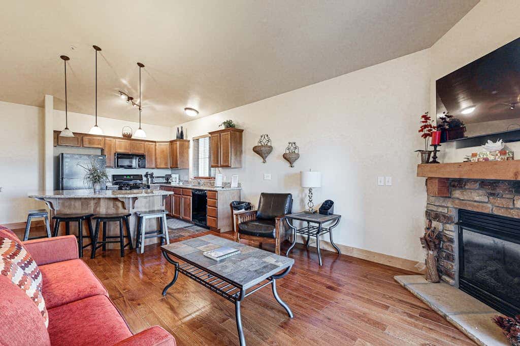Spacious condo with  community pool & hot tub, mountain views, centrally located