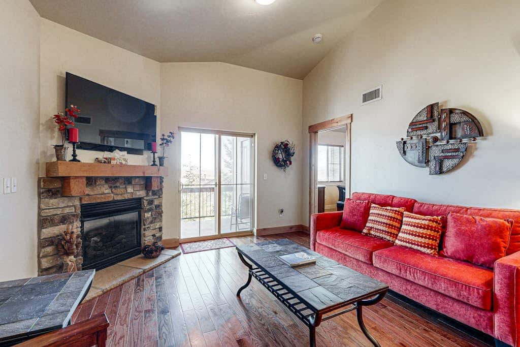 Spacious condo with  community pool & hot tub, mountain views, centrally located