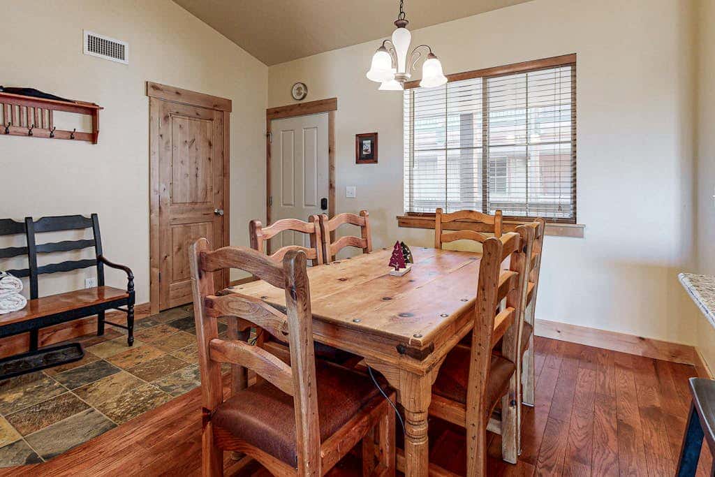 Spacious condo with  community pool & hot tub, mountain views, centrally located