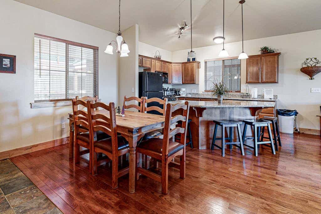 Spacious condo with  community pool & hot tub, mountain views, centrally located