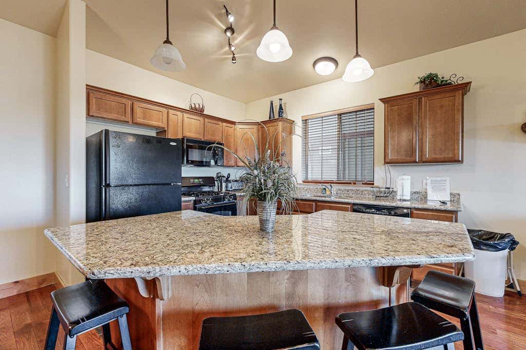 Spacious condo with  community pool & hot tub, mountain views, centrally located