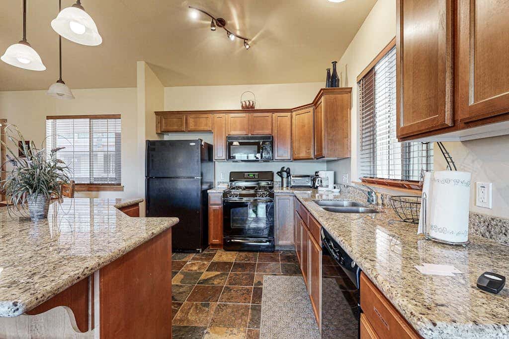 Spacious condo with  community pool & hot tub, mountain views, centrally located
