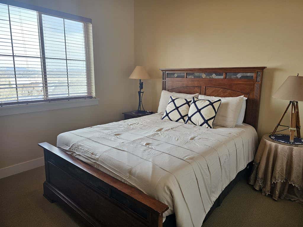 Spacious condo with  community pool & hot tub, mountain views, centrally located
