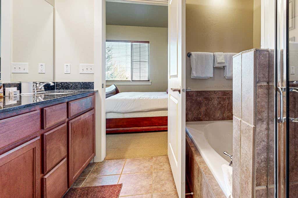 Spacious condo with  community pool & hot tub, mountain views, centrally located